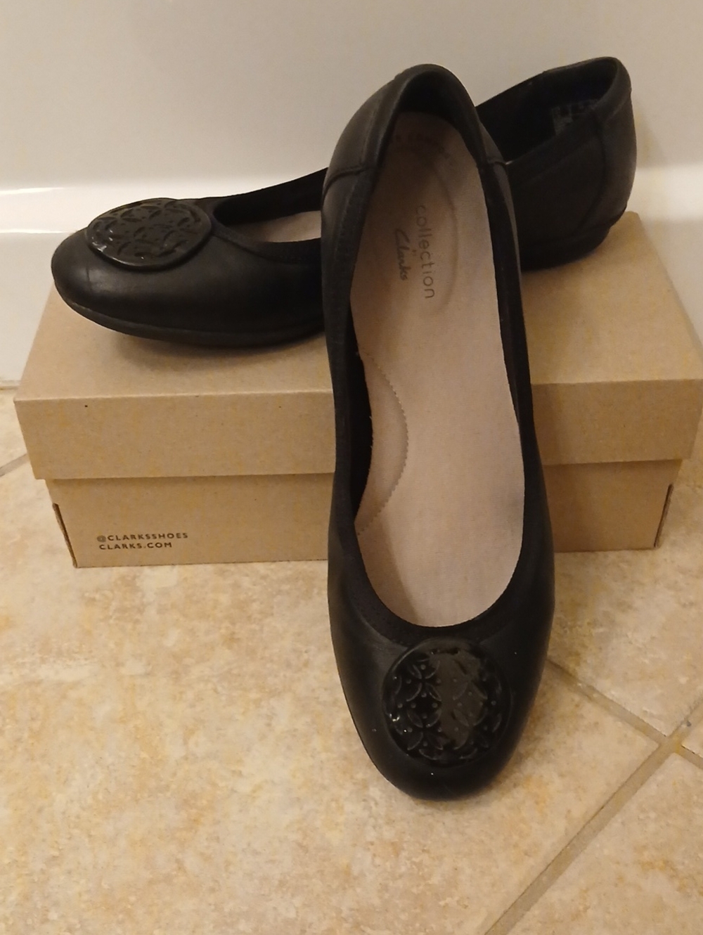 Clarks Black Leather Round-Toe Ballet Flats with Decorative Medallion